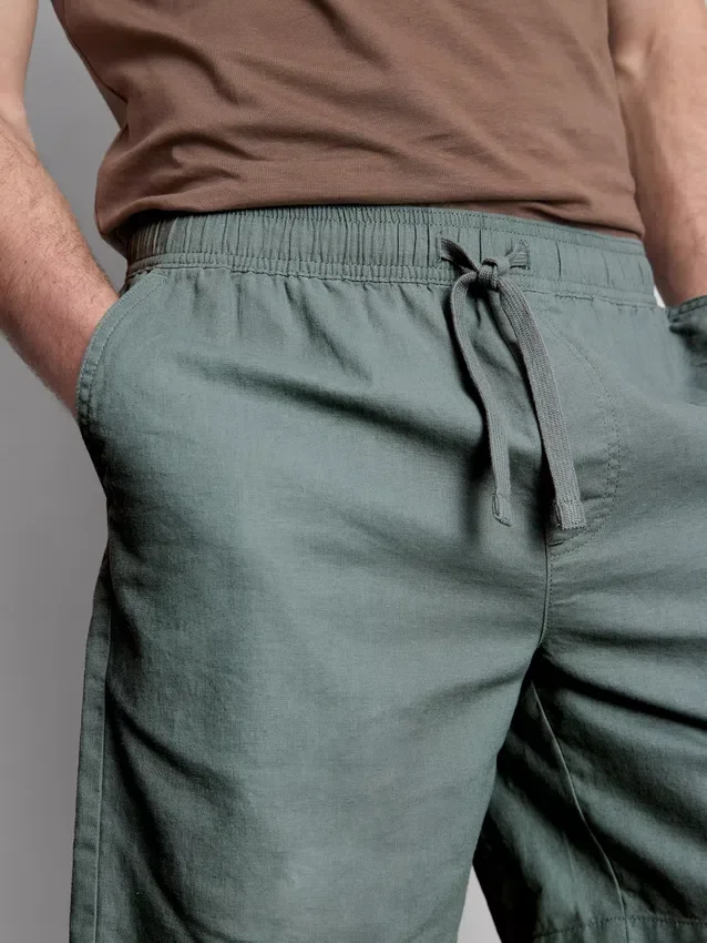 Pantaloni scurți din amestec de in, cu șnur Pantaloni scurți din amestec de in, cu șnur