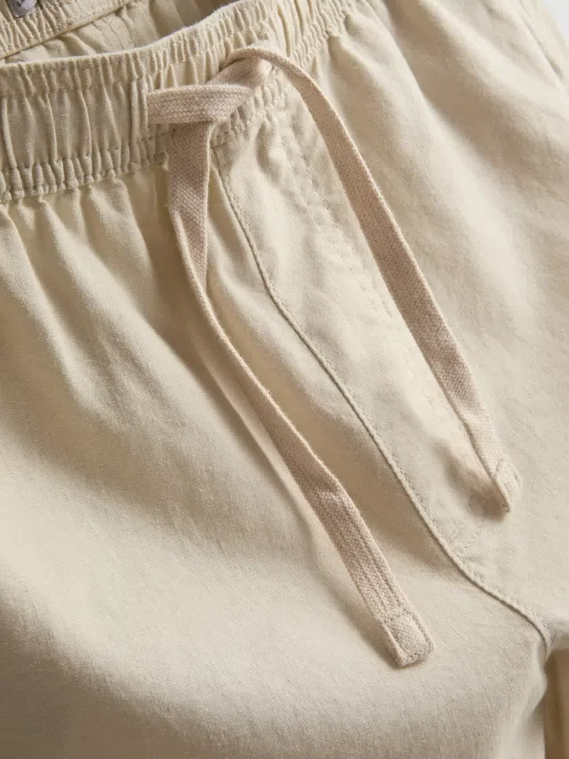 Pantaloni scurți din amestec de in, cu șnur Pantaloni scurți din amestec de in, cu șnur