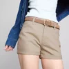 Pantaloni scurți din denim cu talie medie și tiv răsfrânt Pantaloni scurți din denim cu talie medie și tiv răsfrânt