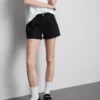 Pantaloni scurți din denim cu talie medie și tiv răsfrânt Pantaloni scurți din denim cu talie medie și tiv răsfrânt
