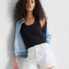 Pantaloni scurți din denim cu talie medie și tiv răsfrânt Pantaloni scurți din denim cu talie medie și tiv răsfrânt