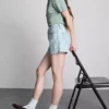 Pantaloni scurți din denim cu talie medie și tiv răsfrânt Pantaloni scurți din denim cu talie medie și tiv răsfrânt