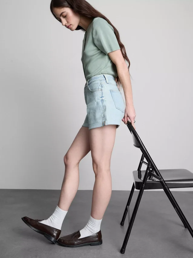 Pantaloni scurți din denim cu talie medie și tiv răsfrânt Pantaloni scurți din denim cu talie medie și tiv răsfrânt