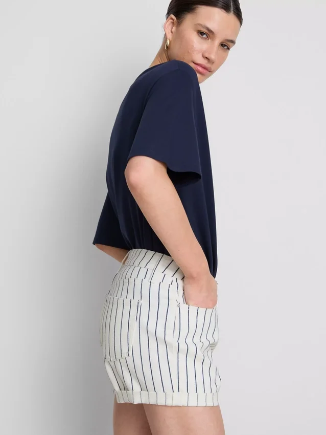 Pantaloni scurți din denim cu talie medie și tiv răsfrânt Pantaloni scurți din denim cu talie medie și tiv răsfrânt