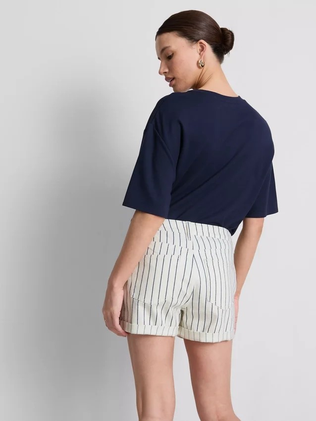 Pantaloni scurți din denim cu talie medie și tiv răsfrânt Pantaloni scurți din denim cu talie medie și tiv răsfrânt
