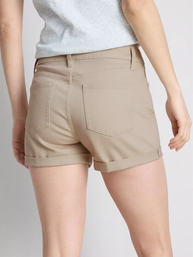 Pantaloni scurți din denim cu talie medie și tiv răsfrânt Pantaloni scurți din denim cu talie medie și tiv răsfrânt