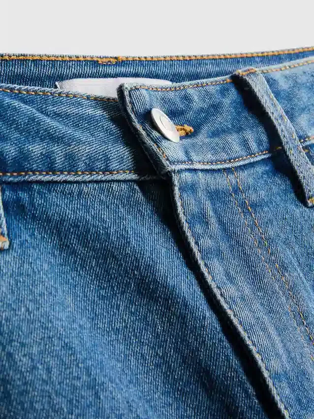 Pantaloni scurți din denim cu talie medie și tiv răsfrânt Pantaloni scurți din denim cu talie medie și tiv răsfrânt