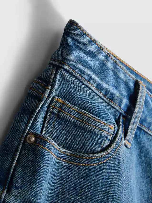 Pantaloni scurți din denim cu talie medie și tiv răsfrânt Pantaloni scurți din denim cu talie medie și tiv răsfrânt