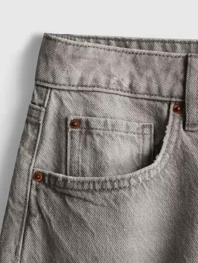 Pantaloni Scurți din denim cu tiv nefinisat Pantaloni Scurți din denim cu tiv nefinisat