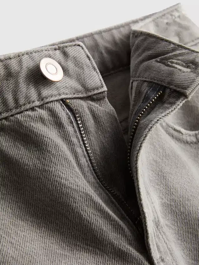 Pantaloni Scurți din denim cu tiv nefinisat Pantaloni Scurți din denim cu tiv nefinisat