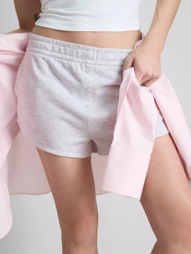 Pantaloni scurți din jersey cu detalii cu nasturi, cu conținut ridicat de bumbac Pantaloni scurți din jersey cu detalii cu nasturi, cu conținut ridicat de bumbac