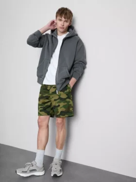 Pantaloni scurți din plasă cu imprimeu camuflaj