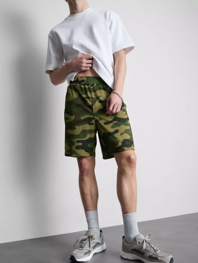 Pantaloni scurți din plasă cu imprimeu camuflaj Pantaloni scurți din plasă cu imprimeu camuflaj