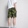 Pantaloni scurți din plasă cu imprimeu camuflaj Pantaloni scurți din plasă cu imprimeu camuflaj