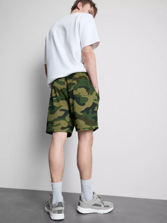 Pantaloni scurți din plasă cu imprimeu camuflaj Pantaloni scurți din plasă cu imprimeu camuflaj