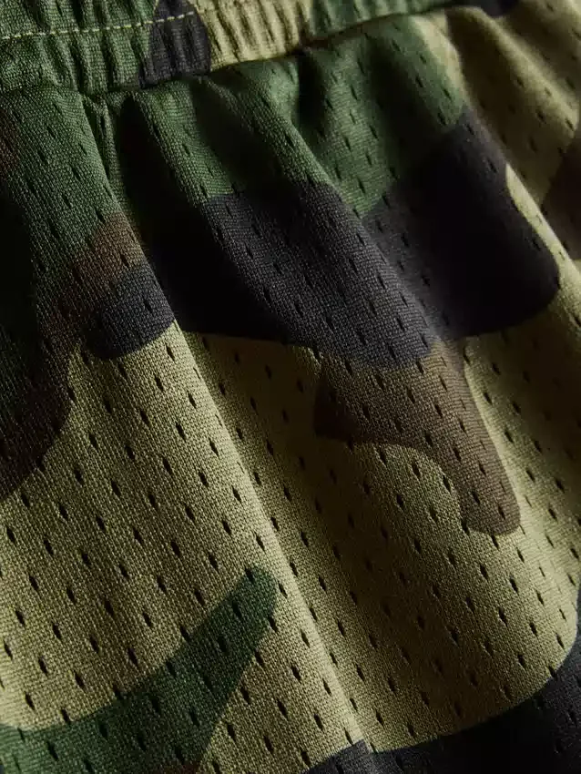 Pantaloni scurți din plasă cu imprimeu camuflaj Pantaloni scurți din plasă cu imprimeu camuflaj