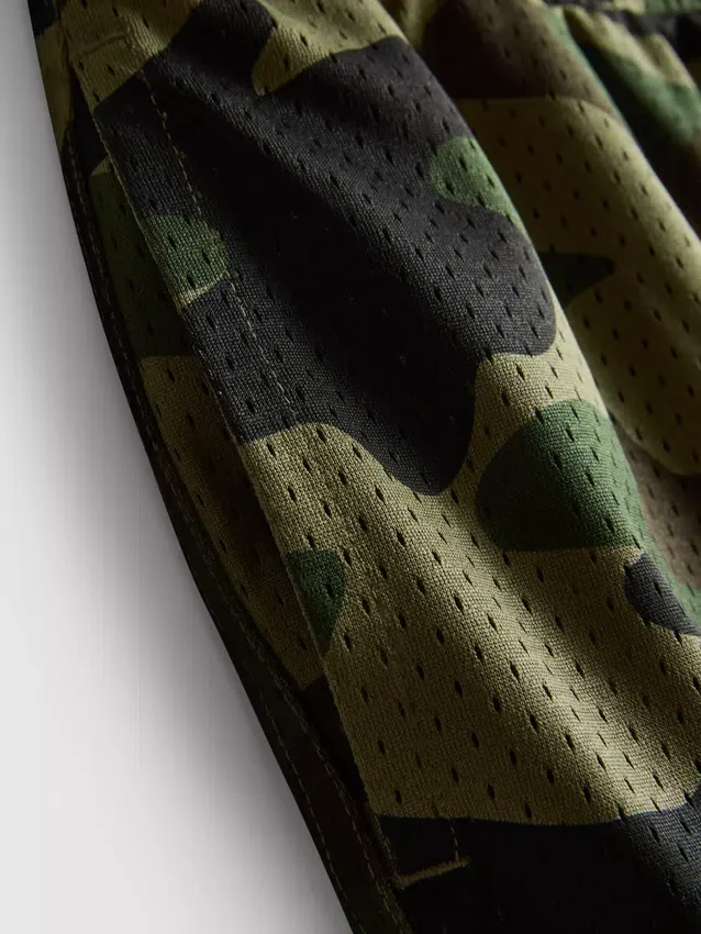 Pantaloni scurți din plasă cu imprimeu camuflaj Pantaloni scurți din plasă cu imprimeu camuflaj