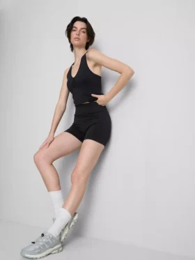 Pantaloni scurți fără cusături, care se mulează pe siluetă