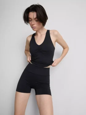 Pantaloni scurți fără cusături, care se mulează pe siluetă