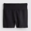 Pantaloni scurți fără cusături, care se mulează pe siluetă