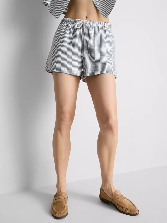 Pantaloni scurți oxford cu dungi și talie înaltă Pantaloni scurți oxford cu dungi și talie înaltă