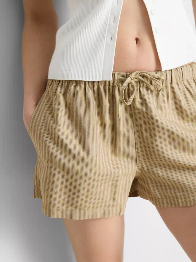 Pantaloni scurți oxford cu dungi și talie înaltă Pantaloni scurți oxford cu dungi și talie înaltă
