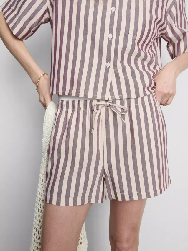 Pantaloni scurți oxford cu dungi și talie înaltă Pantaloni scurți oxford cu dungi și talie înaltă