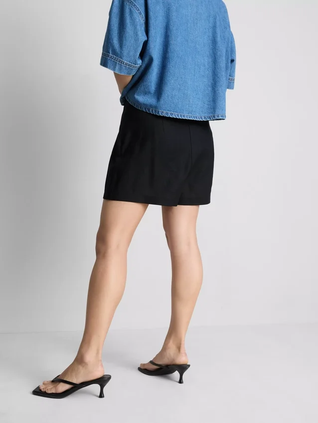 Pantaloni scurți plisați din amestec de in Pantaloni scurți plisați din amestec de in