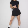 Pantaloni scurți sport din țesătură, care modelează silueta