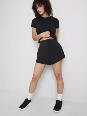 Pantaloni scurți sport din țesătură, care modelează silueta