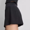 Pantaloni scurți sport din țesătură, care modelează silueta