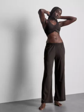Pantaloni sport cu croi larg