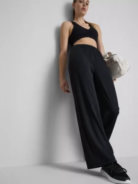 Pantaloni sport cu croi larg
