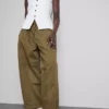 Pantaloni utilitari cu croi larg și detalii la cusături Pantaloni utilitari cu croi larg și detalii la cusături