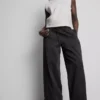 Pantaloni utilitari cu croi larg și detalii la cusături Pantaloni utilitari cu croi larg și detalii la cusături