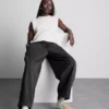 Pantaloni utilitari cu croi larg și detalii la cusături Pantaloni utilitari cu croi larg și detalii la cusături