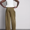 Pantaloni utilitari cu croi larg și detalii la cusături Pantaloni utilitari cu croi larg și detalii la cusături