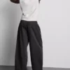 Pantaloni utilitari cu croi larg și detalii la cusături Pantaloni utilitari cu croi larg și detalii la cusături