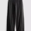 Pantaloni utilitari cu croi larg și detalii la cusături Pantaloni utilitari cu croi larg și detalii la cusături