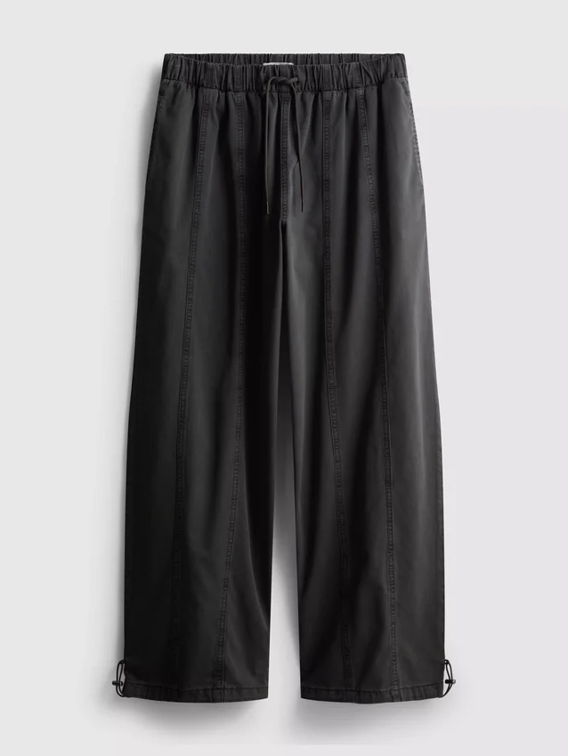 Pantaloni utilitari cu croi larg și detalii la cusături Pantaloni utilitari cu croi larg și detalii la cusături