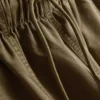 Pantaloni utilitari cu croi larg și detalii la cusături Pantaloni utilitari cu croi larg și detalii la cusături