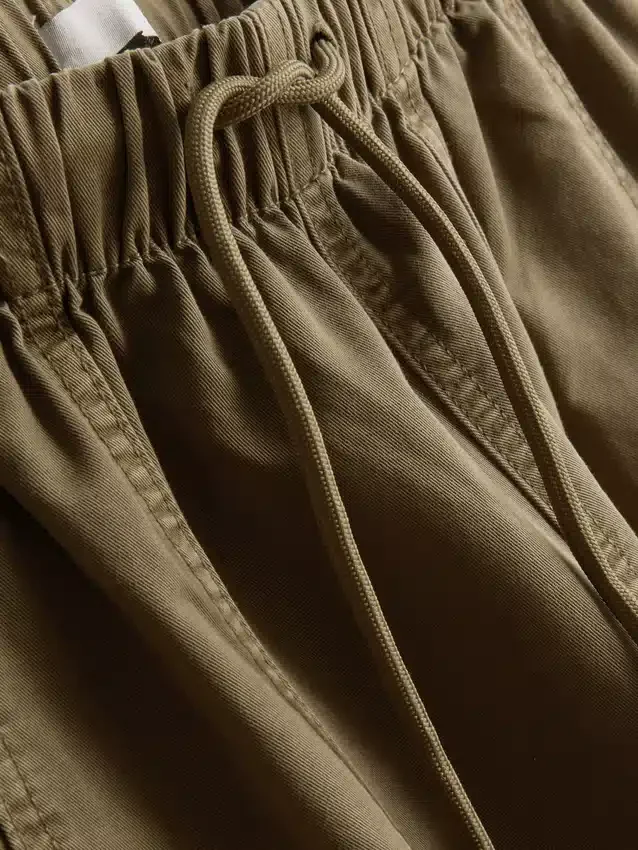 Pantaloni utilitari cu croi larg și detalii la cusături Pantaloni utilitari cu croi larg și detalii la cusături