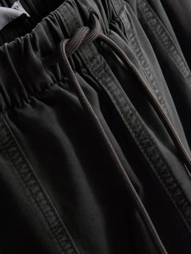 Pantaloni utilitari cu croi larg și detalii la cusături Pantaloni utilitari cu croi larg și detalii la cusături