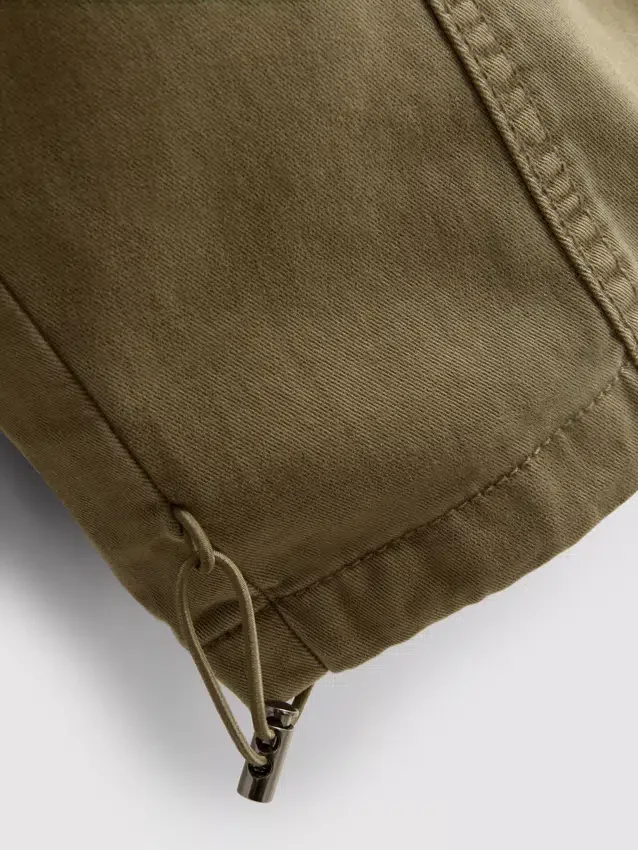 Pantaloni utilitari cu croi larg și detalii la cusături Pantaloni utilitari cu croi larg și detalii la cusături