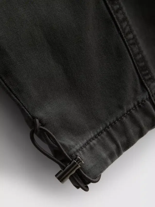 Pantaloni utilitari cu croi larg și detalii la cusături Pantaloni utilitari cu croi larg și detalii la cusături