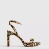 Pantofi cu toc și textură de leopard