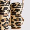 Pantofi cu toc și textură de leopard