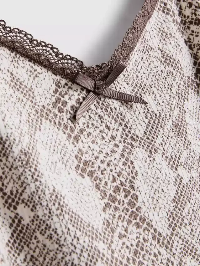 Pijamale cu top tip cami din dantelă cu imprimeu leopard Pijamale cu top tip cami din dantelă cu imprimeu leopard