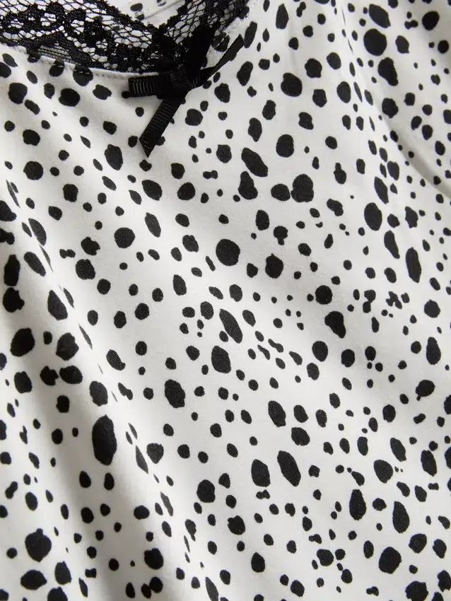 Pijamale cu top tip cami și pantaloni scurți cu imprimeu Pijamale cu top tip cami și pantaloni scurți cu imprimeu