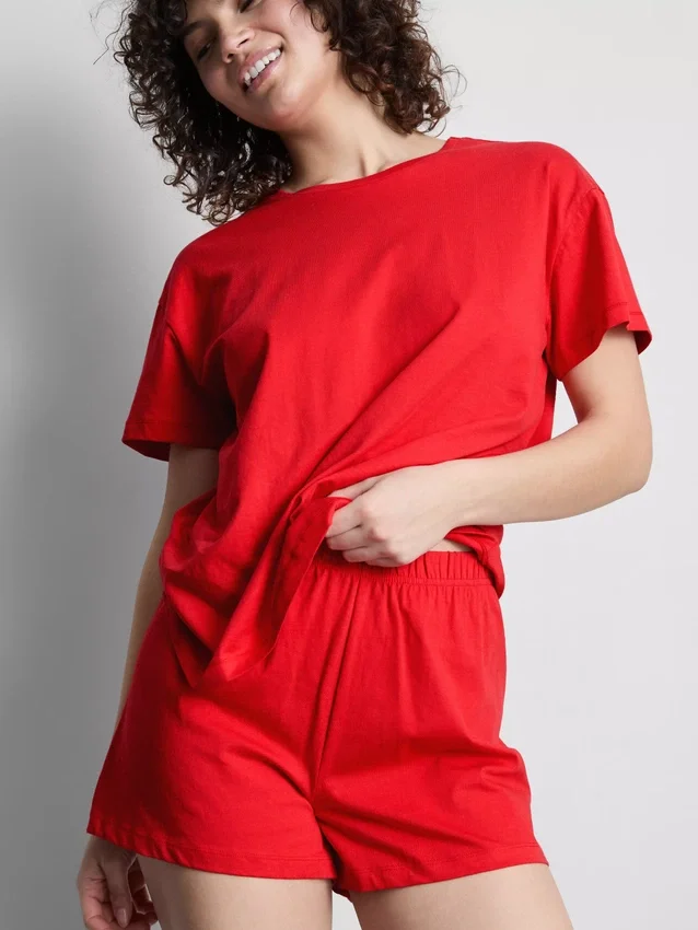 Pijamale cu tricou și pantaloni scurți Pijamale cu tricou și pantaloni scurți